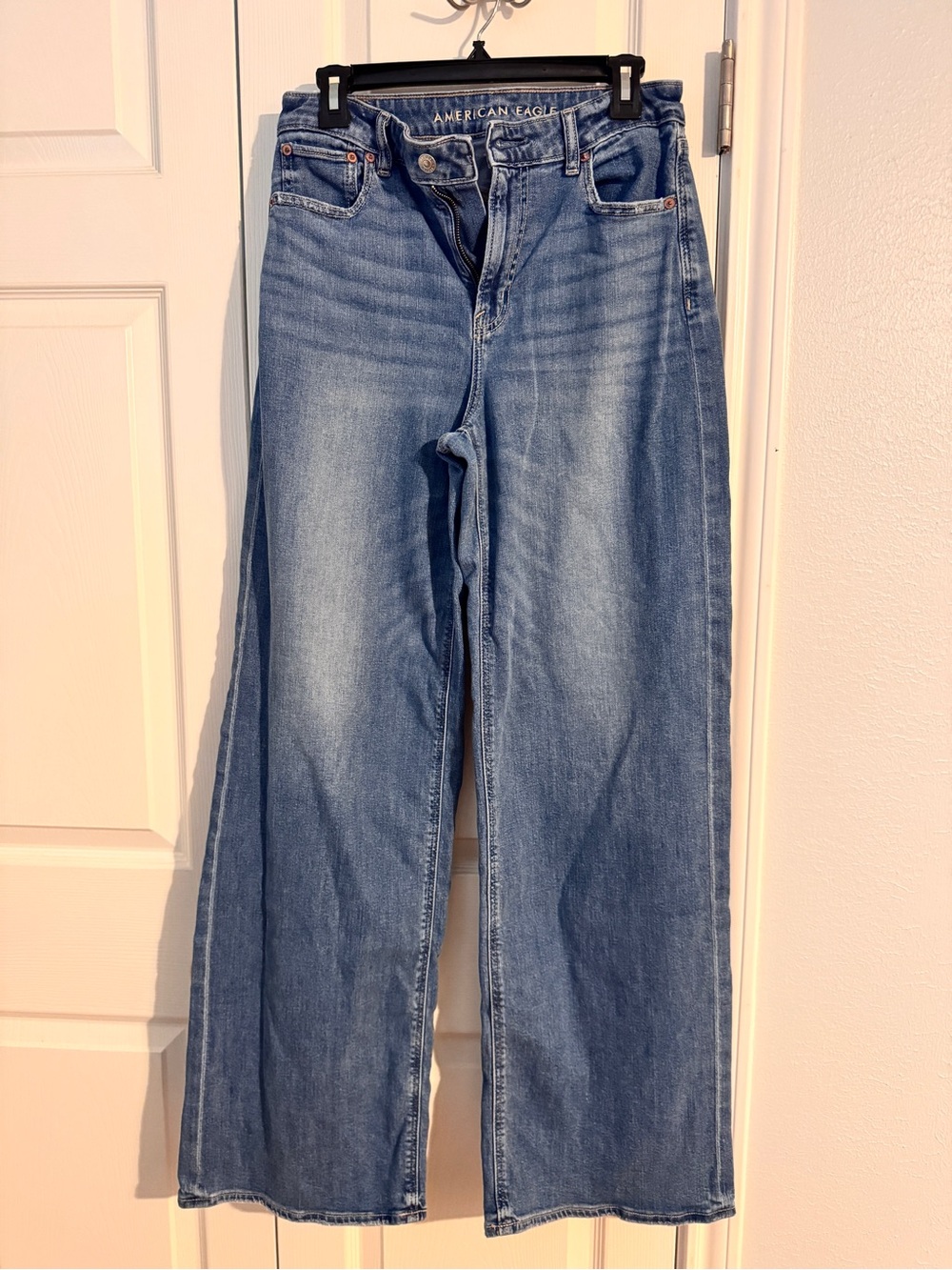 American Eagle Outfitters Light Wash Wide-Leg Jeans - size 4 extra long